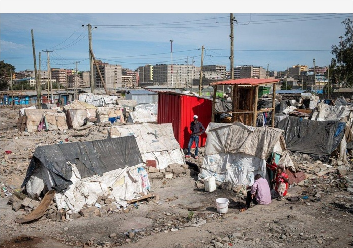 Leefomgeving in Nairobi: geïmproviseerde onderkomens in een stedelijke buurt.